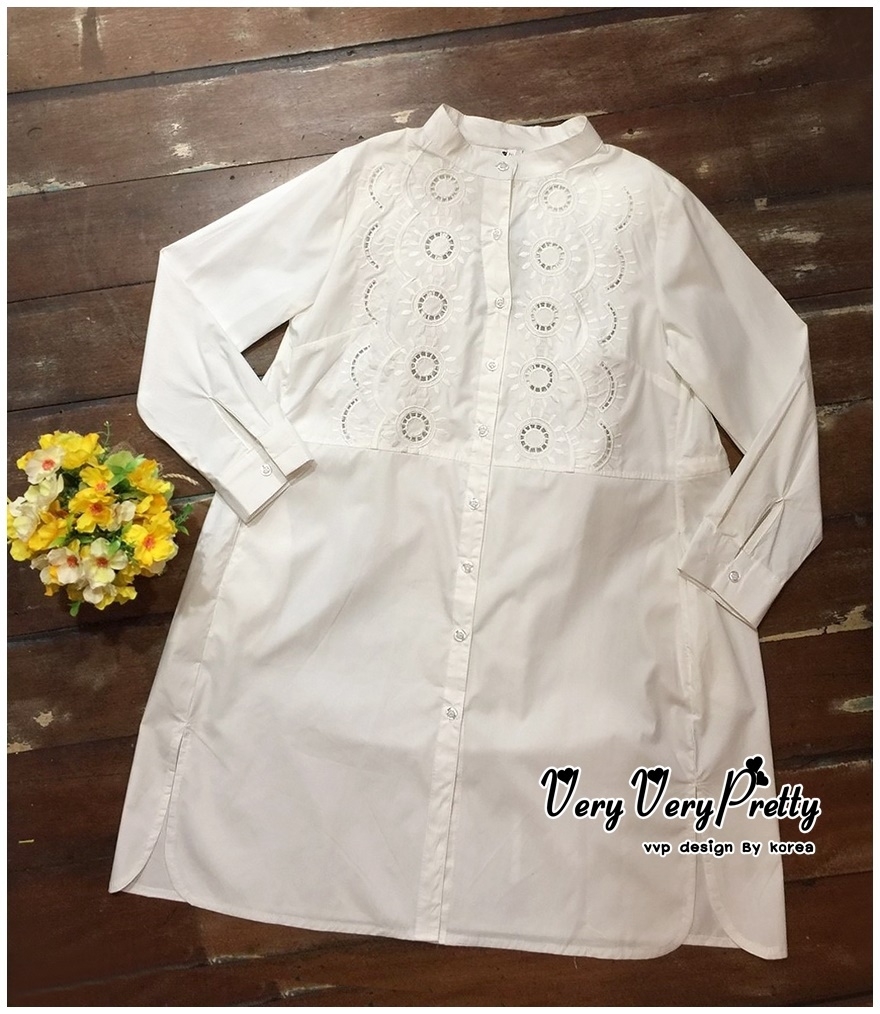 เสื้อเป็นเชิตคอกลมตั้งแขนยาว