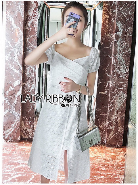 เดรสผ้าคอตตอนสีขาวปักและฉลุลาย