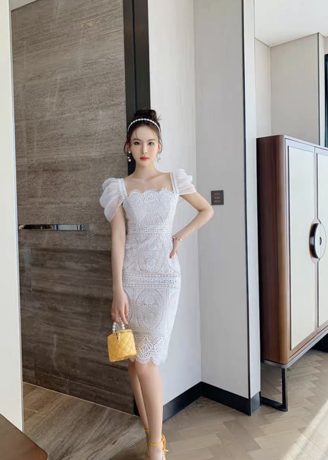 เดรสลูกไม้ขาวแขนพอง