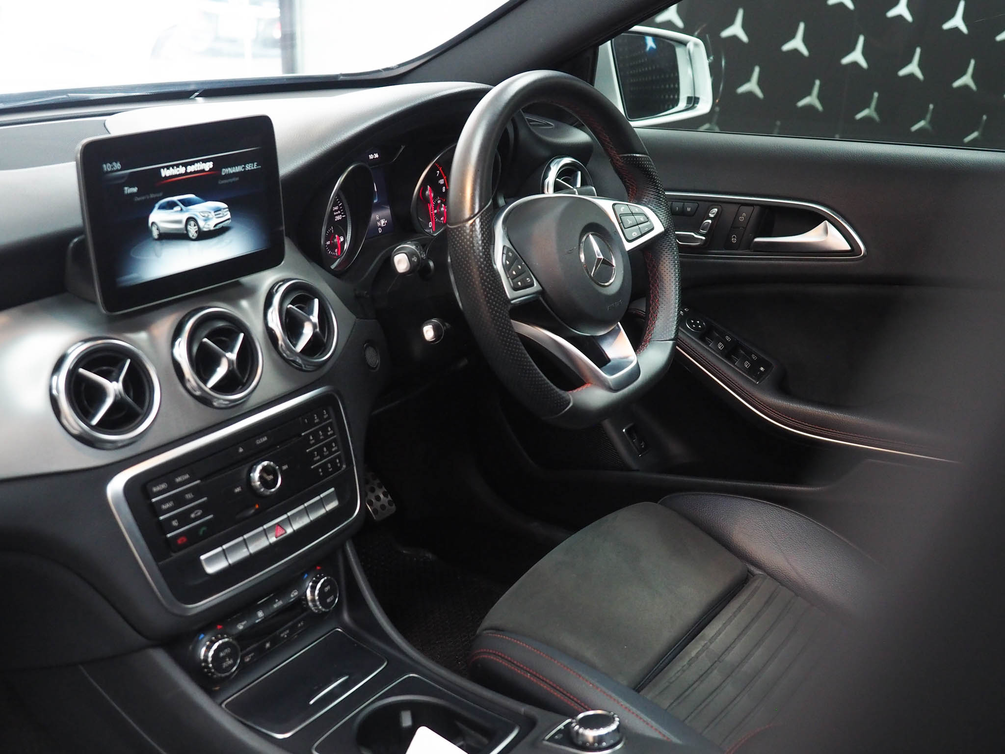 จองแล้ว GLA250 AMG Dynamic W156