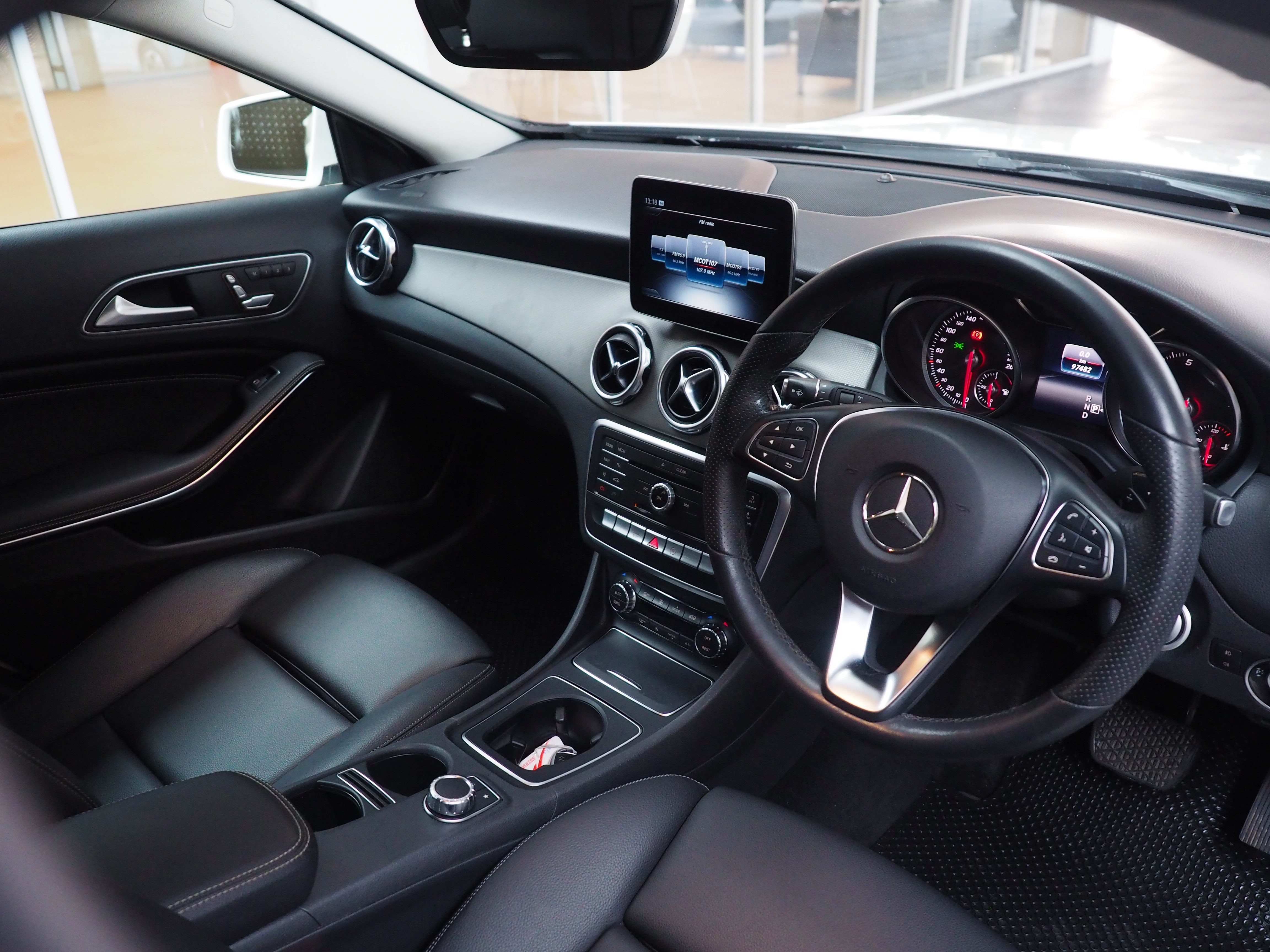 จองแล้ว GLA200 Urban W156