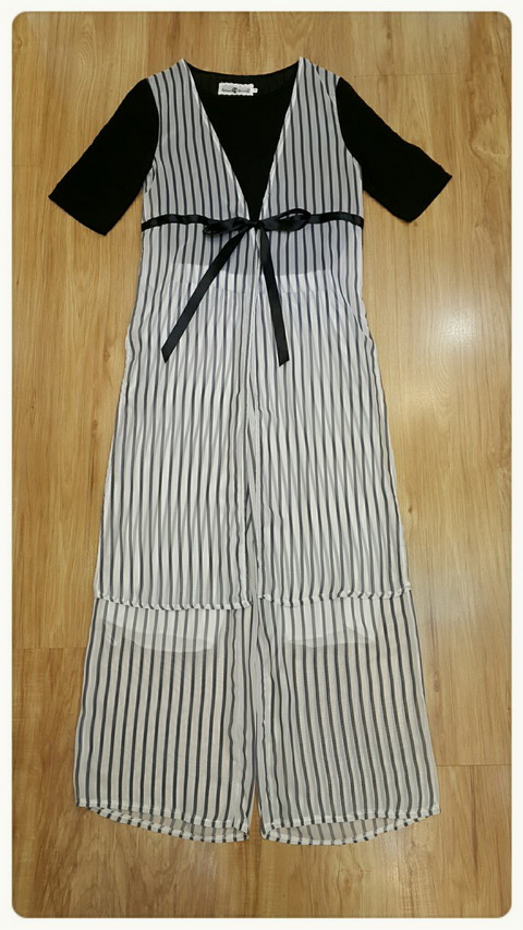 ผ้ายืดสีดำเนื้อนุ่ม ด้านนอกผ้าลายริ้วแขนกุด เป็นเสื้อคลุมยาว