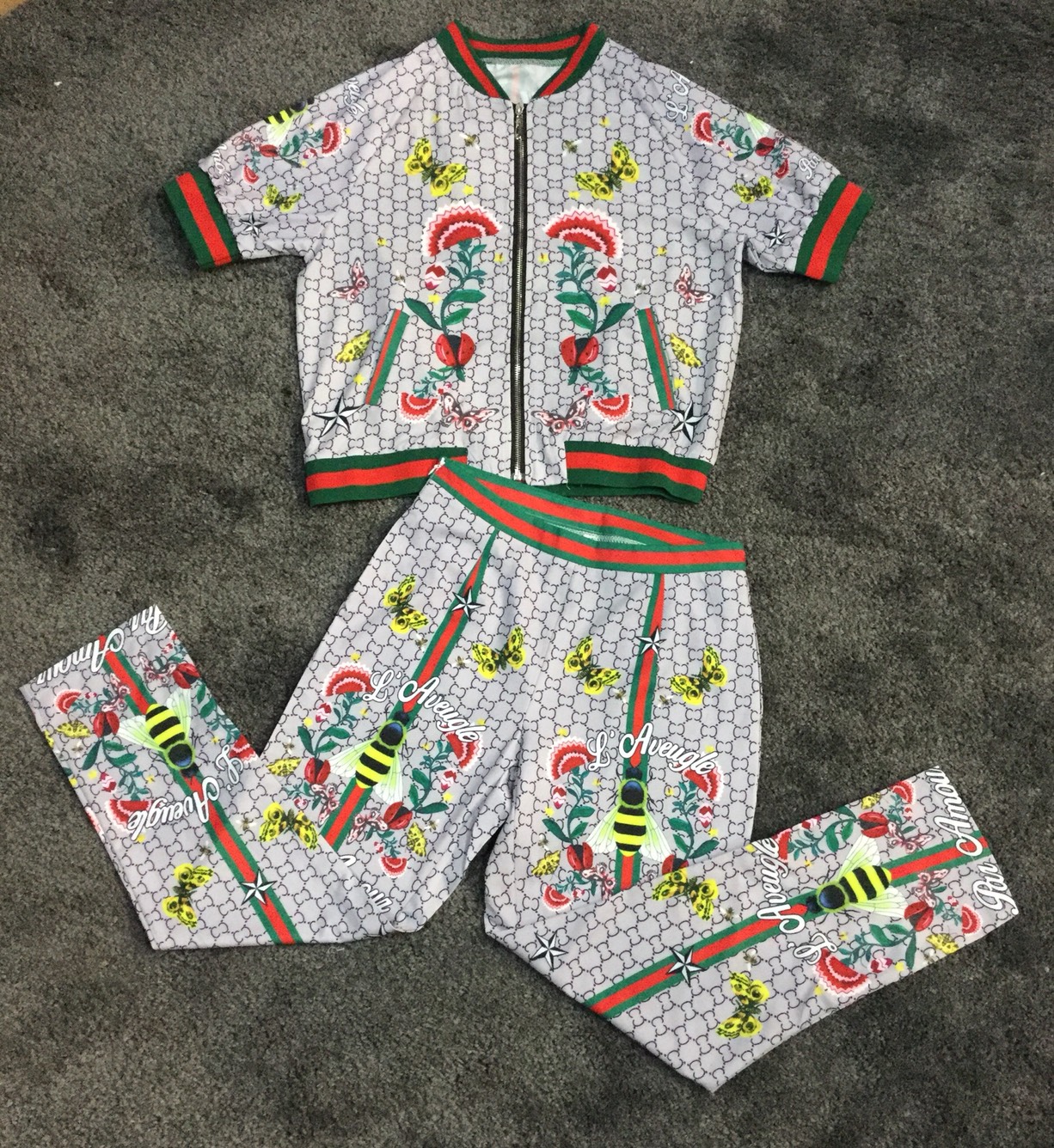 เสื้อแต่งซิปสีเงินด้านหน้า มาพร้อมกับกางเกงทรงกระบอก