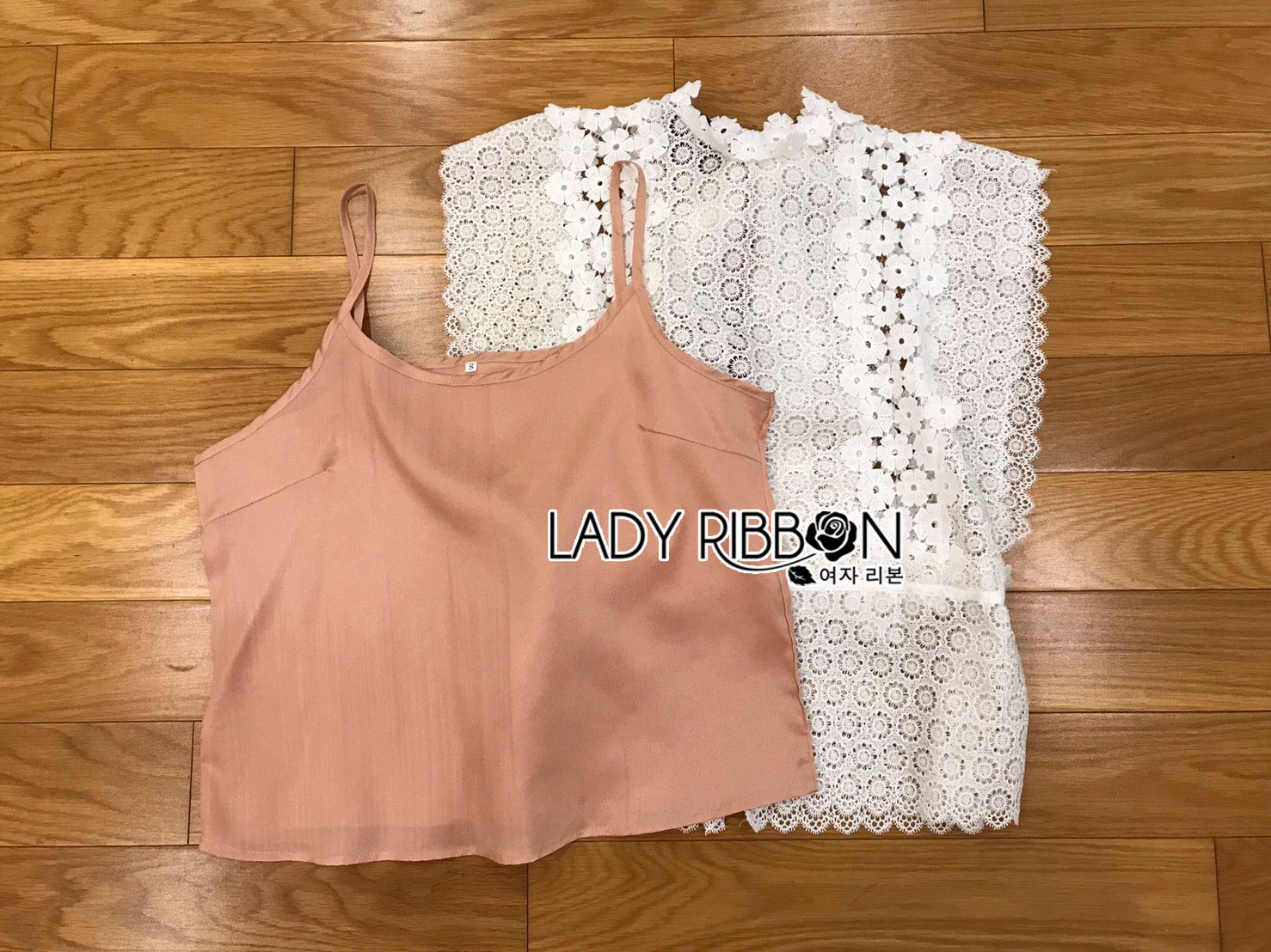 เสื้อลูกไม้ตกแต่งดอกไม้สีขาวผูกโบหลัง