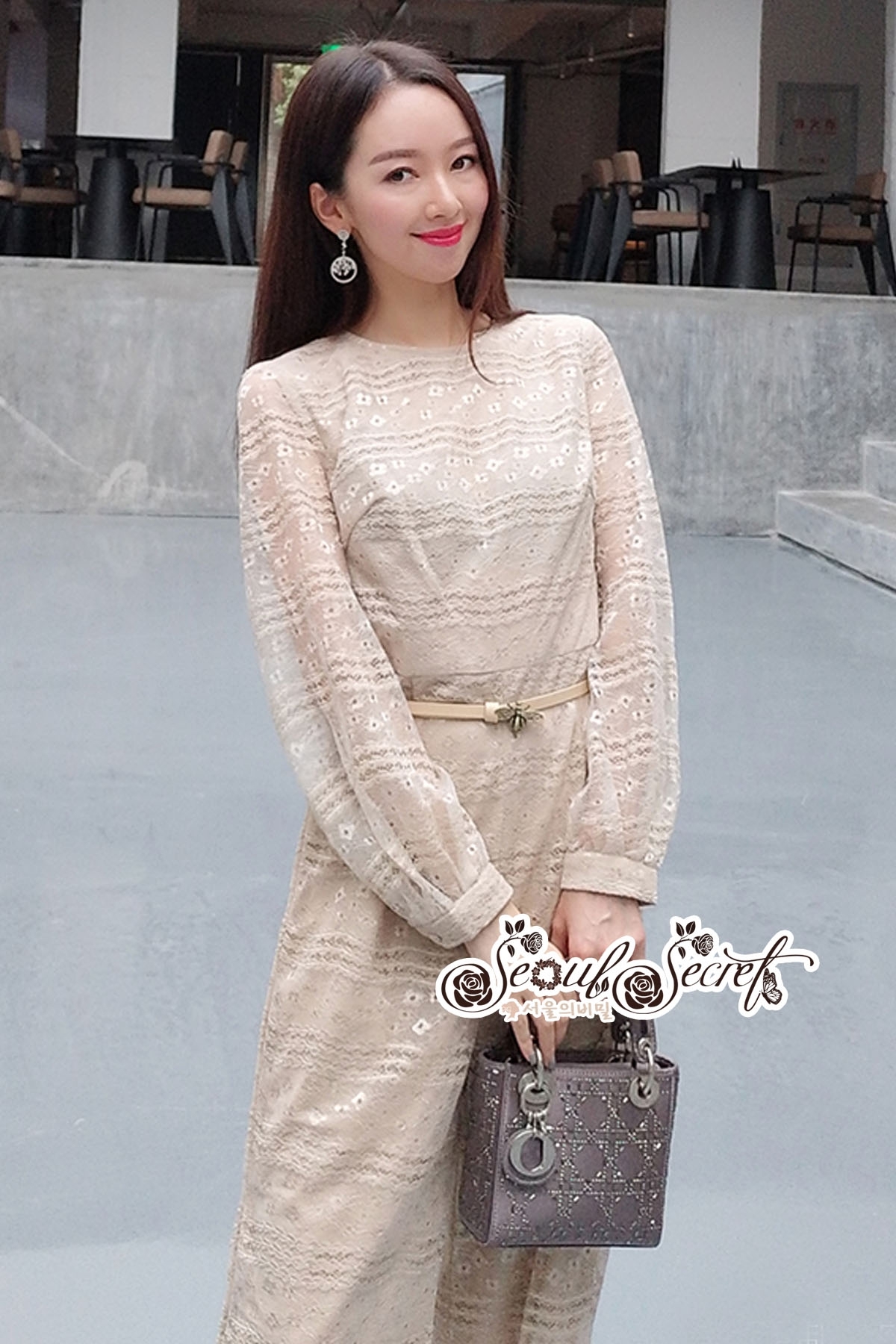จั้มสูทเนื้อผ้าทอลายลูกไม้ ผ้าเนื้อนิ่มทรงคอกลม