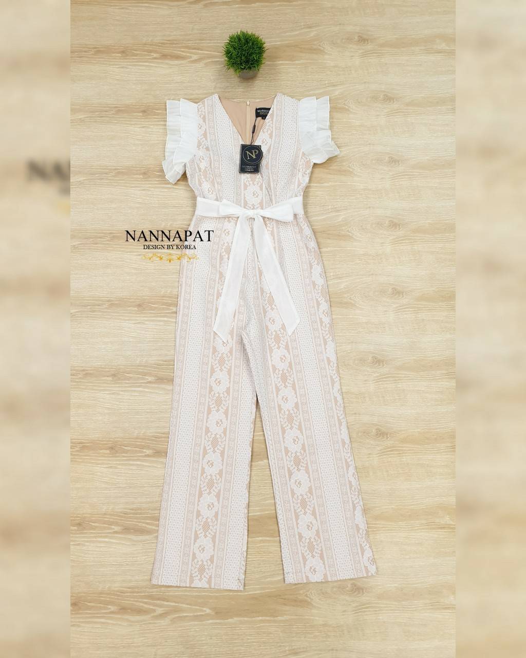 จั้มสูทซิปหลัง แต่งแขนระบาบ