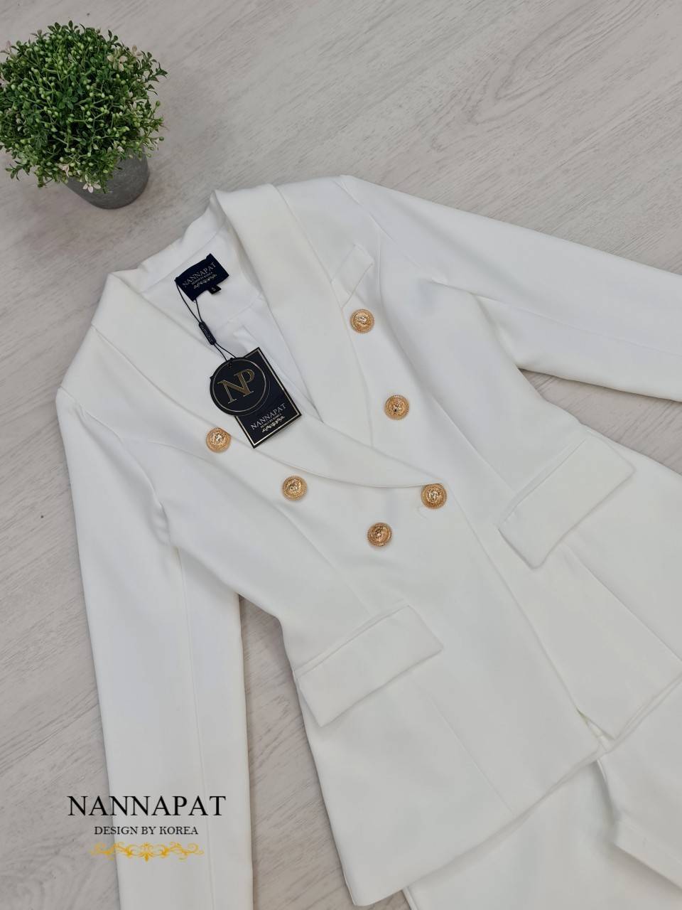 เสื้อสูทสีขาวกระดุมหน้าสีทอง