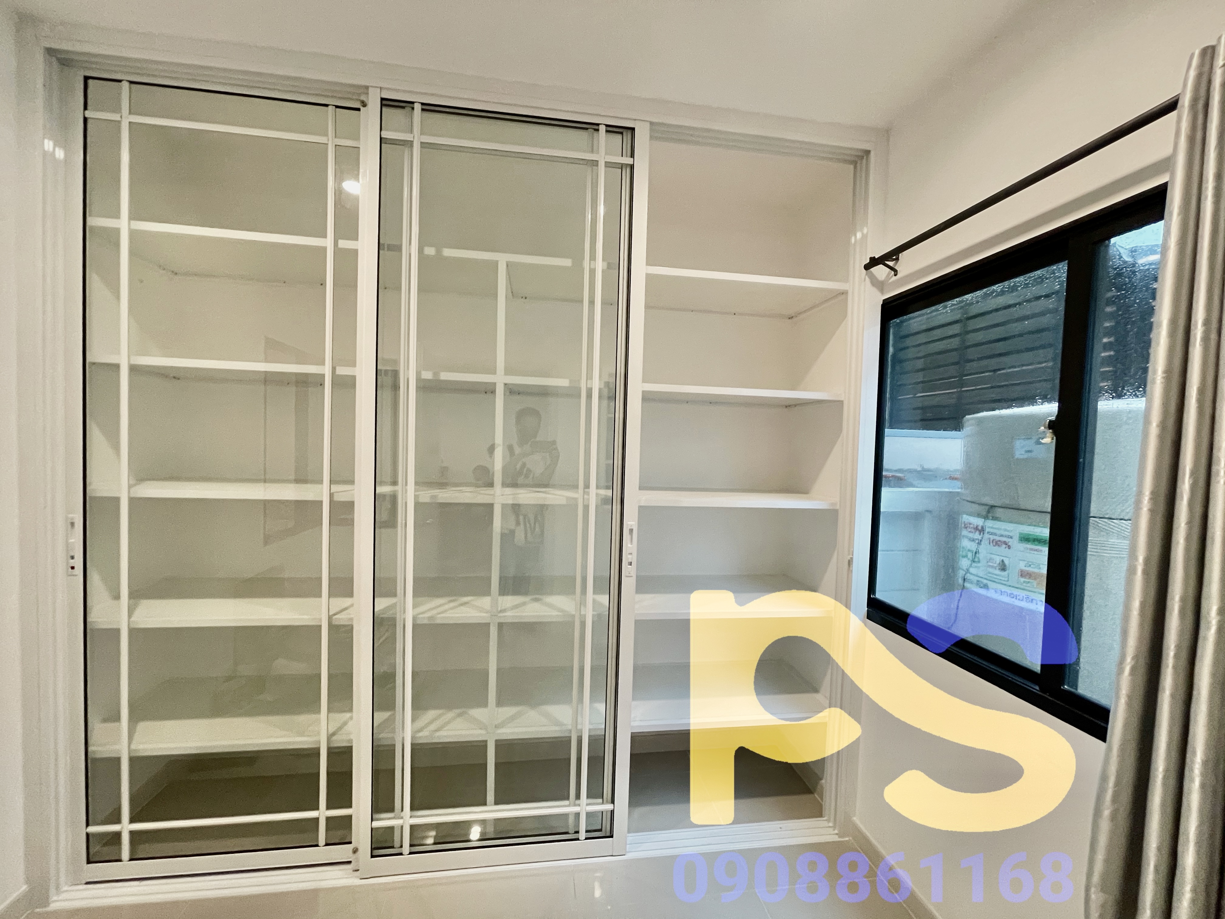 บิ้วอินตู้เก็บของและตู้โชว์ด้วยประตูบานเลื่อนกระจกอลูมิเนียมพร้อมชั้นวาง