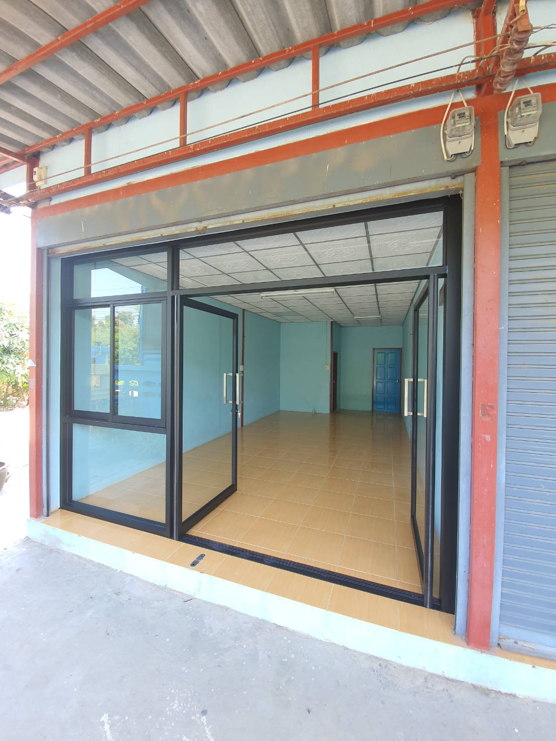 กั้นร้านกาแฟด้วยชุดประตูกระจกใสอลูมิเนียมสีดำ