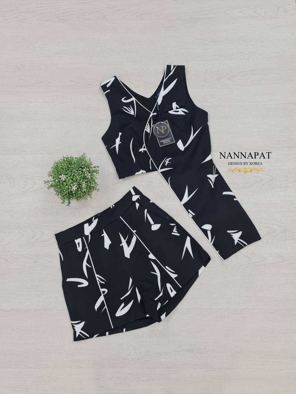 เสื้อกระดุมหน้าลายกราฟฟิก