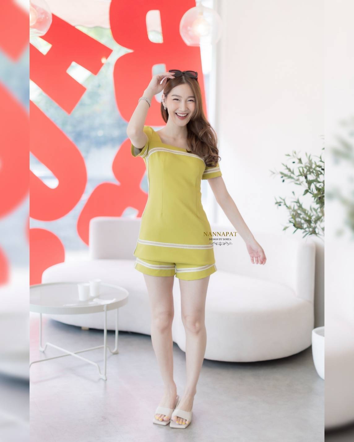 เสื้อซิปหลัง ตัดเส้นสีทองสวย