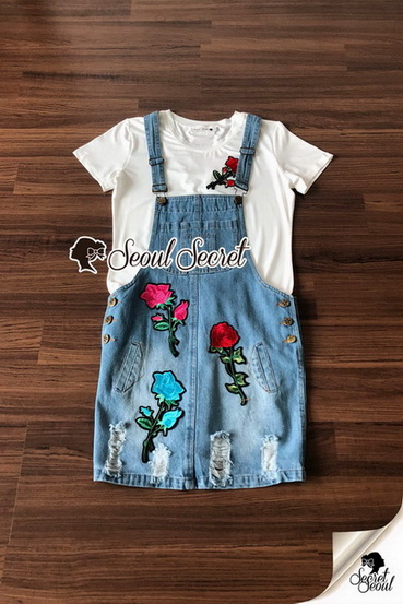 เสื้อสีขาวเอี๊ยมกระโปรงสียีนส์