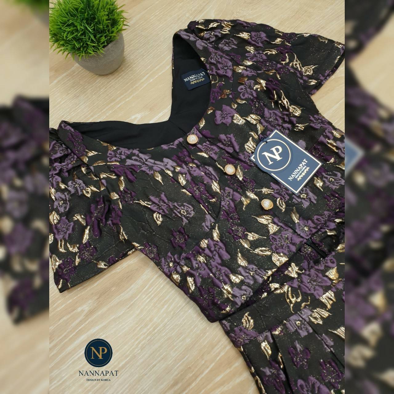 เสื้อซิปหลัง แต่งกระดุมหน้า