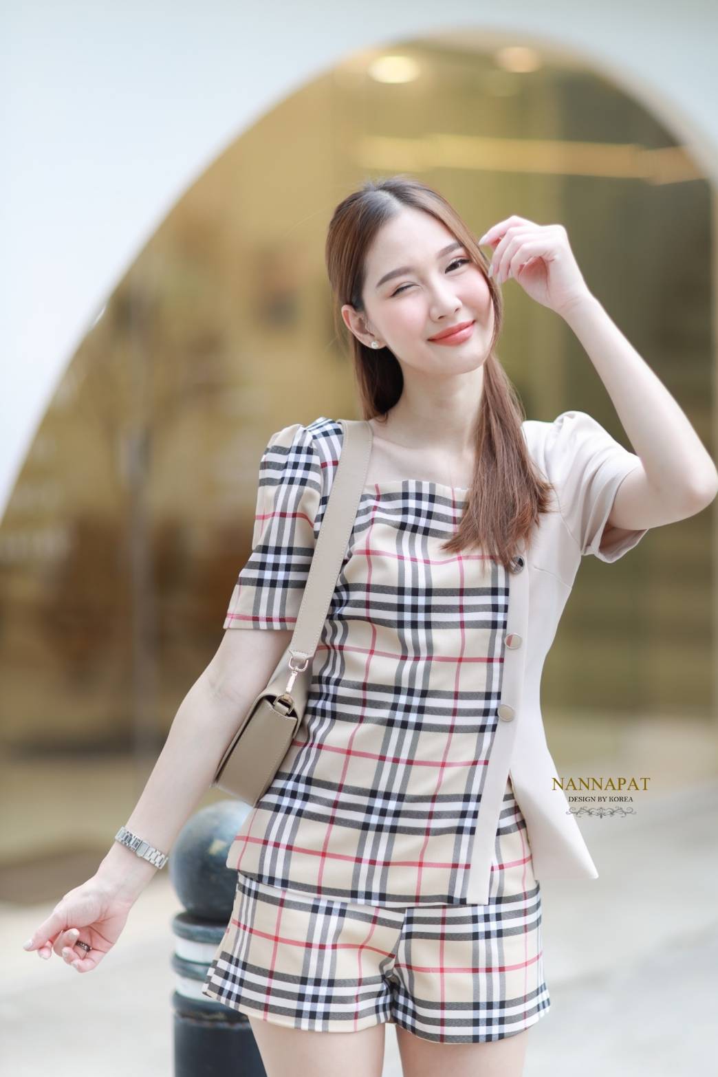 เสื้อซิปหลัง แต่งกระดุมแถบข้าง