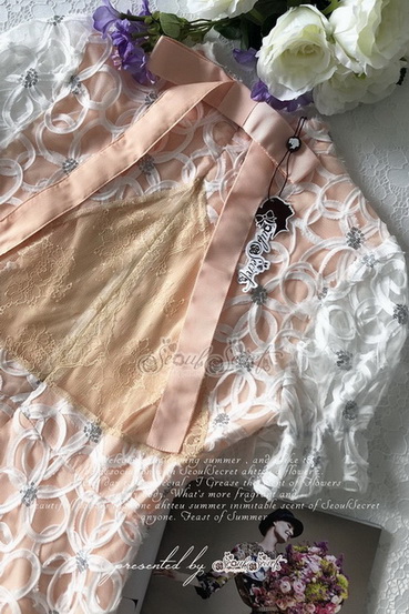 ชุดเดรสผ้าลูกไม้สีขาวเป็นลายเส้นไขว้สลับ