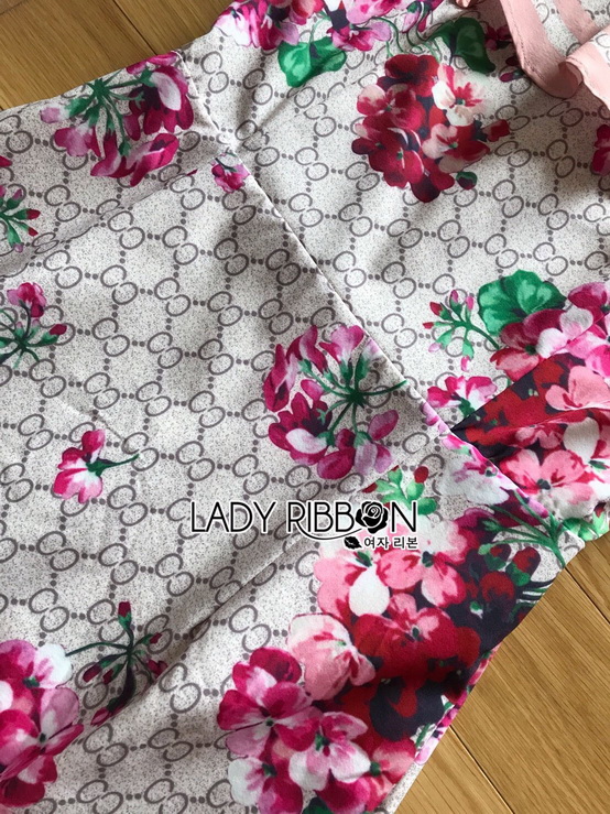 เดรสพิมพ์ลายดอกไม้สีชมพูตกแต่งระบาย