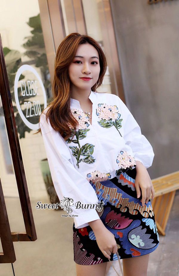 เสื้อเชิ้ตคอจีน ผ่าหน้าทรงคอวีนิดๆ แขนยาวทรงพองๆ