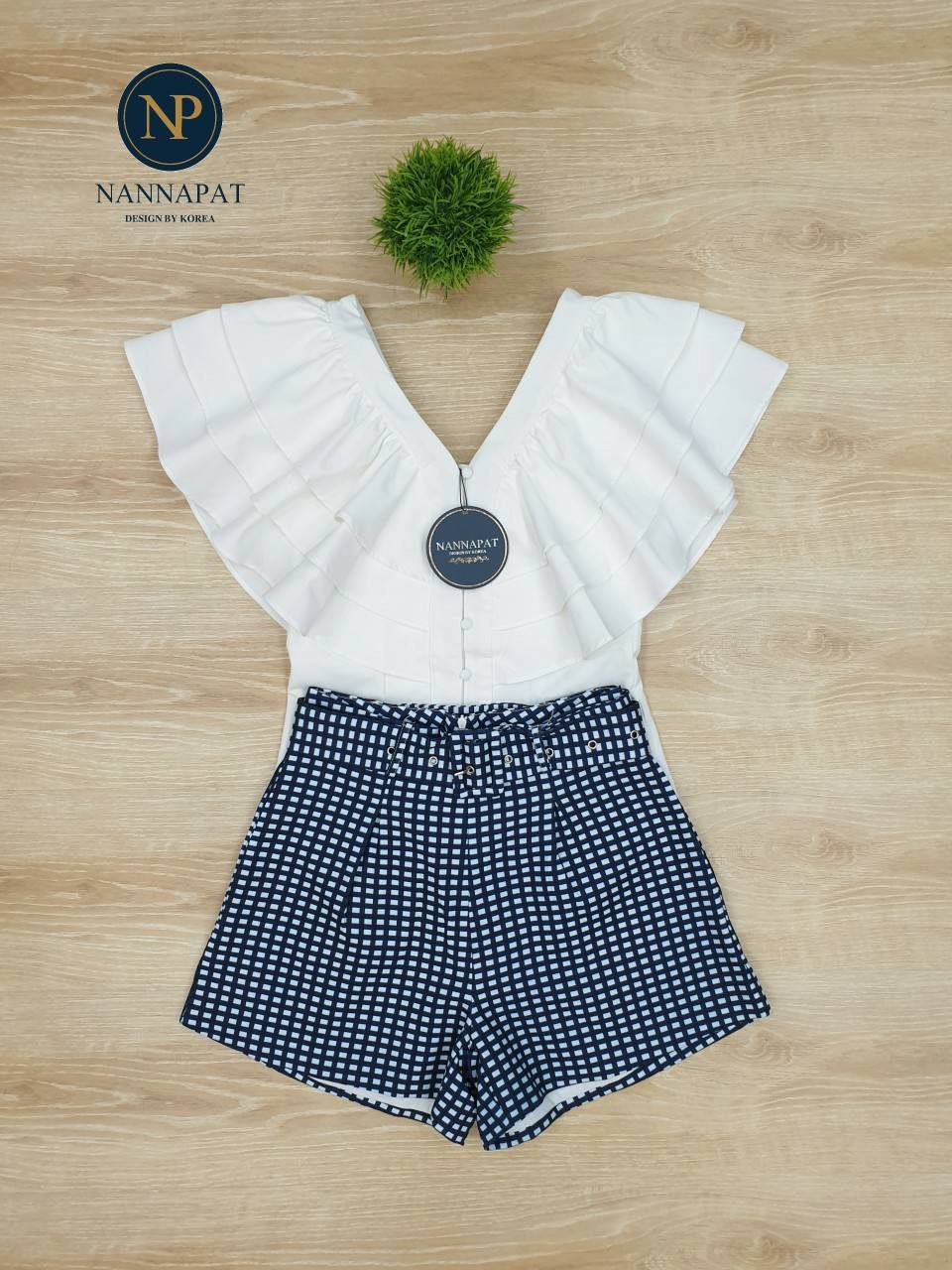 เสื้อกระดุมหน้าคอทำเป็นระบาย