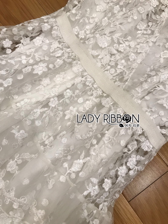 เดรสผ้าลูกไม้สีขาวเล่นเลเยอร์ตกแต่งริบบิ้น