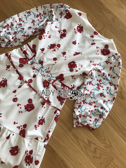 เดรสสั้นสีขาวอมครีมพิมพ์ลายดอกไม้สีแดง