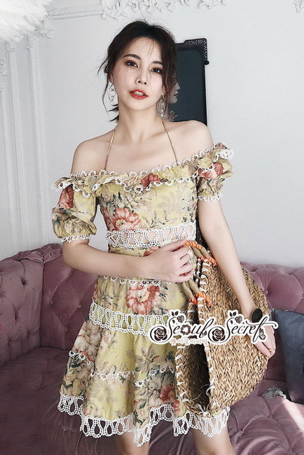 เดรสทรงเปิดไหล่สวยเซ็กซี่ๆแต่งเป็นระบายๆชายผ้ากุ๊นลูกไม้สีขาว