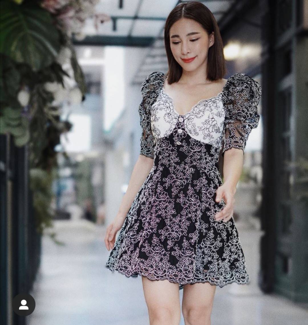 เดรสสีดำปักลายสีขาว