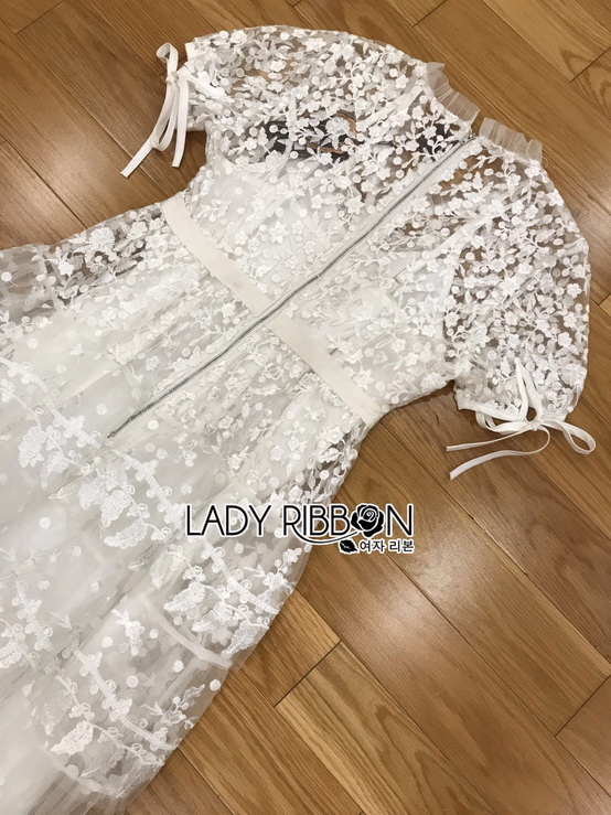 เดรสผ้าลูกไม้สีขาวเล่นเลเยอร์ตกแต่งริบบิ้น