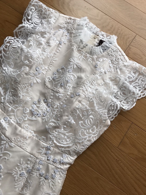 เดรสผ้าลูกไม้สีขาวตกแต่งระบาย