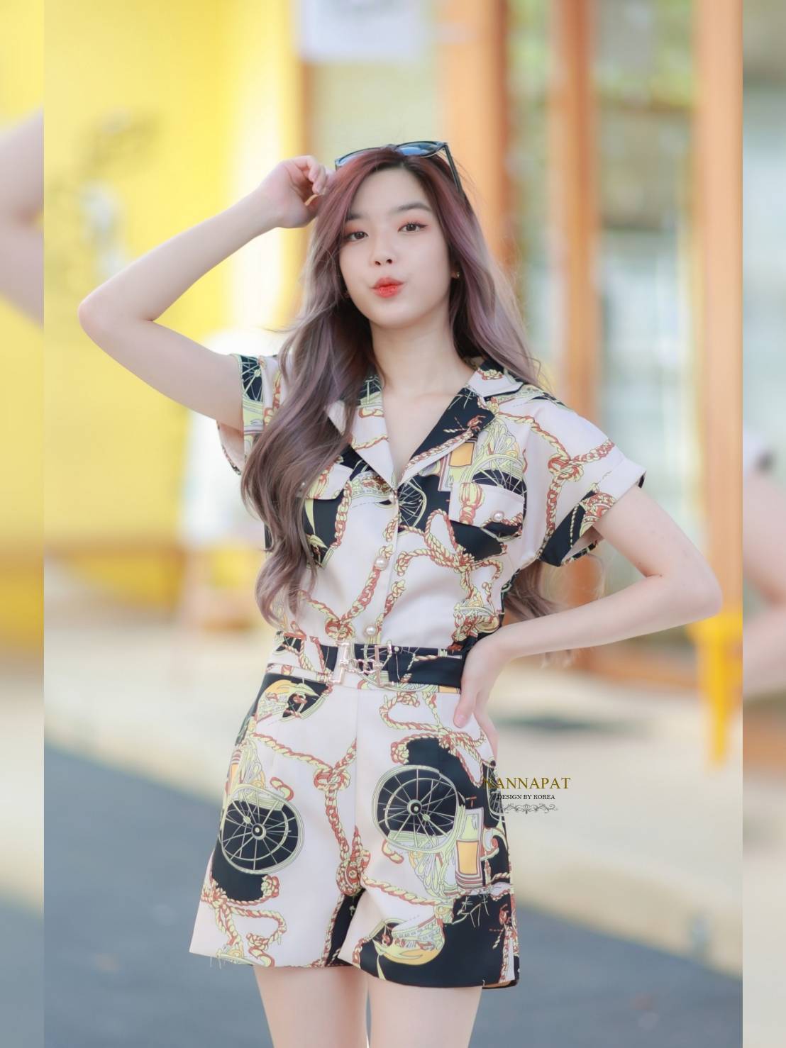 เสื้อกระดุมมุก แต่งกระเป๋าคู่