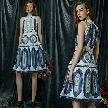 เดรสผ้าเครปพิมพ์ลายตกแต่งลูกไม้