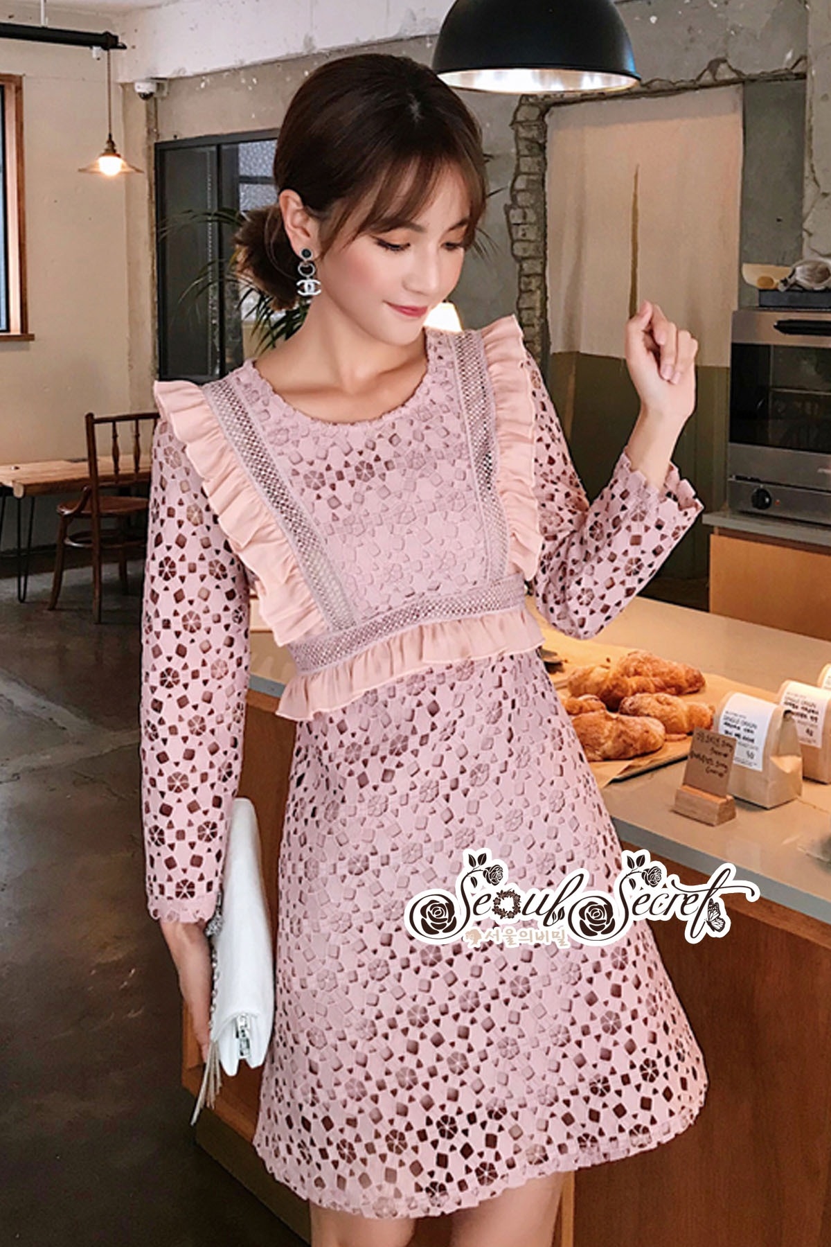 ขุดเดรสคอยูทรงแขนยาวผ้าลูกไม้โปร่ง