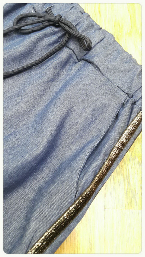 เสื้อกางเกงเดนิมสีขาวพิมพ์ลายดอกไม้สีน้ำเงิน