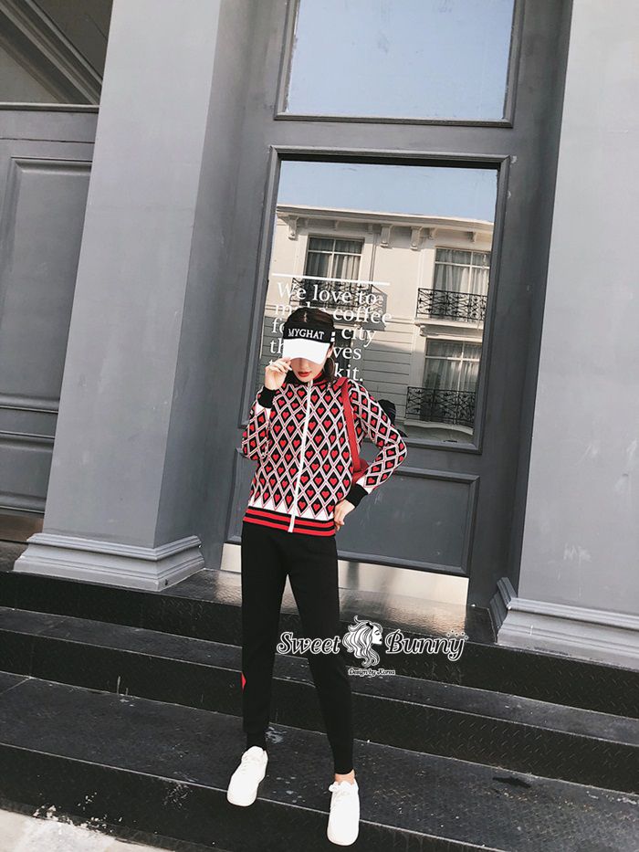 เสื้อทรงแจ๊คเก็ตซิปหน้าลายแดง
