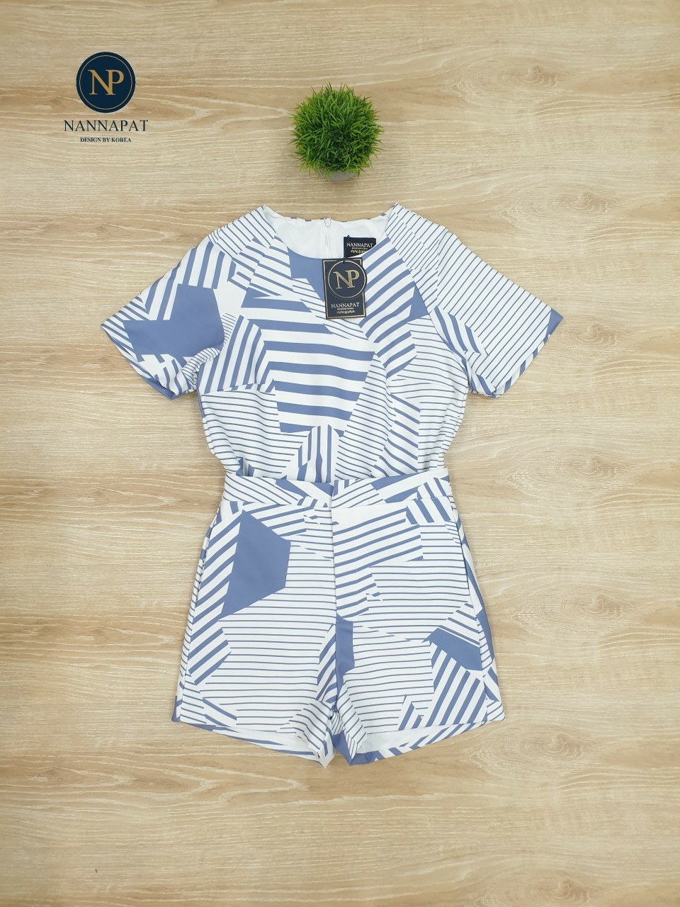 เสื้อซิปหลัง กางเกงมีกระเป๋าข้าง