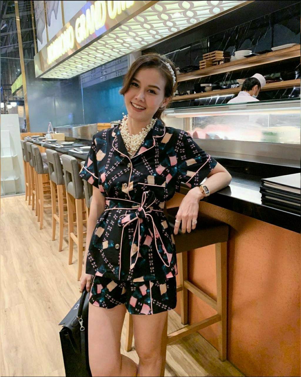 เสื้อกระดุมเพชรหน้าสวยมาก