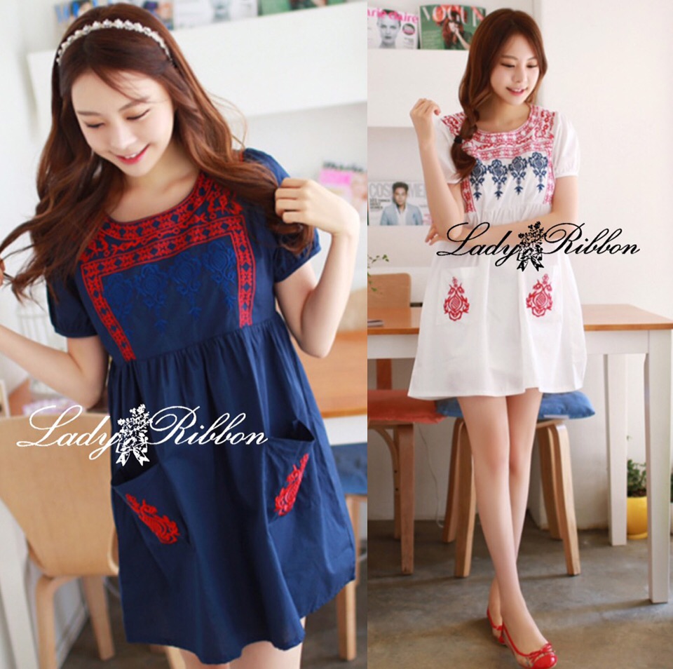 Ladyribbon Lady Ribbon เสื้อผ้าพร้อมส่ง เสื้อผ้า Lady Ribbon พร้อมส่ง เลดี้ริบบอน LR11230216 🎀 Lady Ribbon's Made 🎀 Embroidery pocket mini dress ออกแนววินเทจ