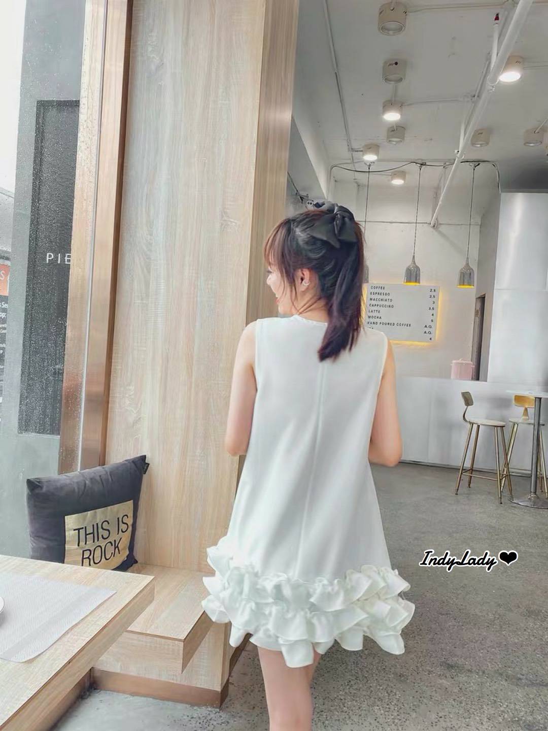 มินิเดรสแขนกุด ชายต่อระบาย