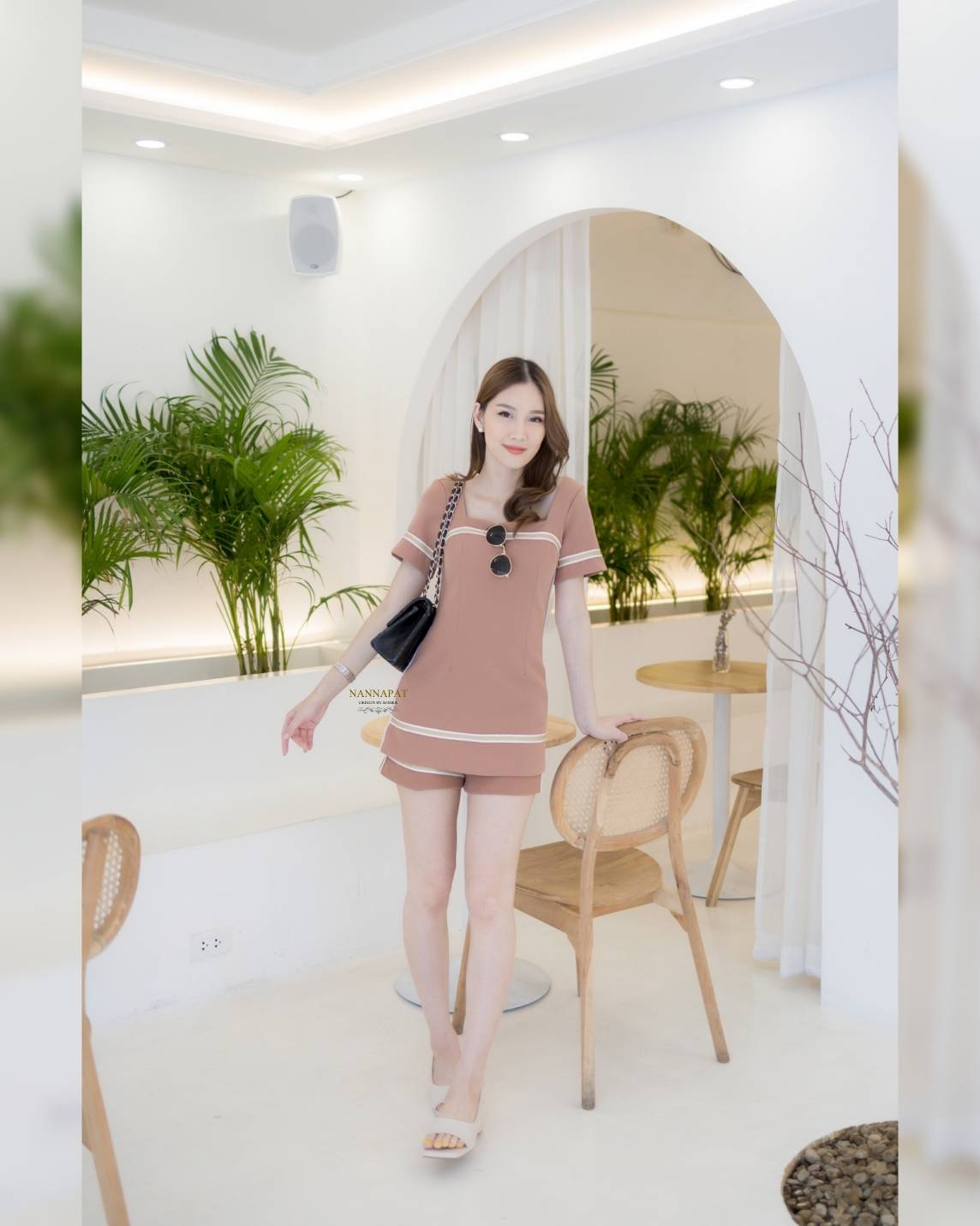 เสื้อซิปหลัง ตัดเส้นสีทอง