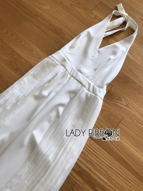 จัมป์สูทสีขาวทรงผูกคอตกแต่งผ้าพลีต
