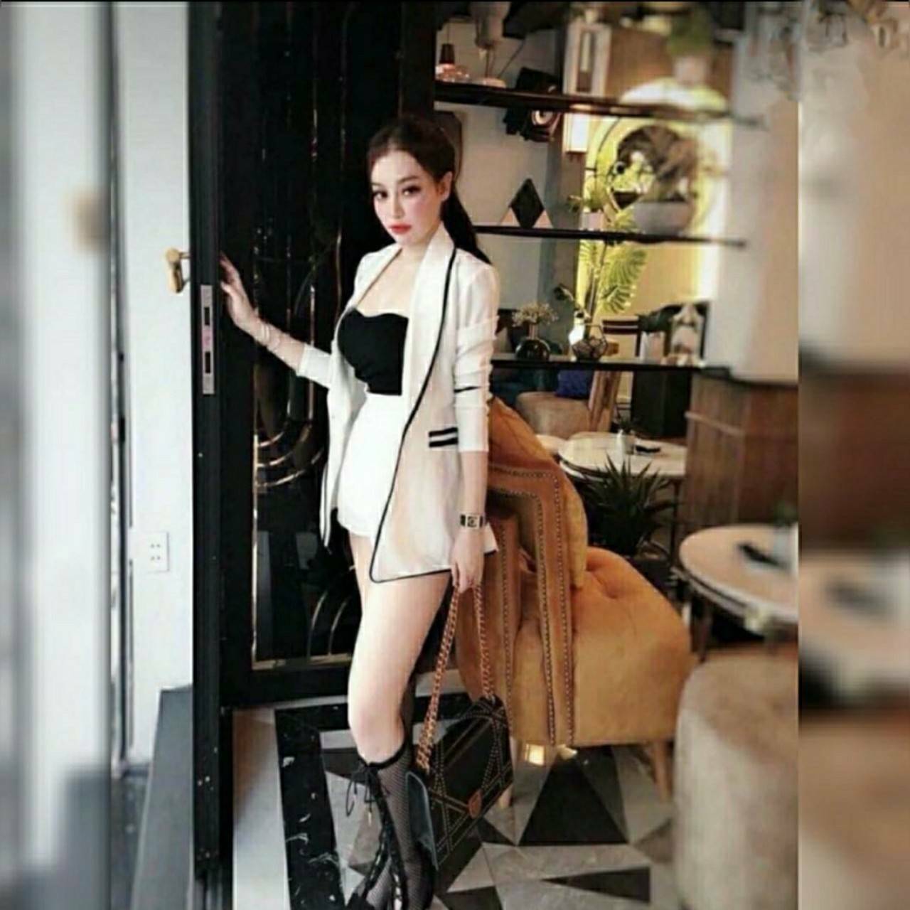 เสื้อคลุมแต่งแถบดำกระเป๋าคู่หน้า