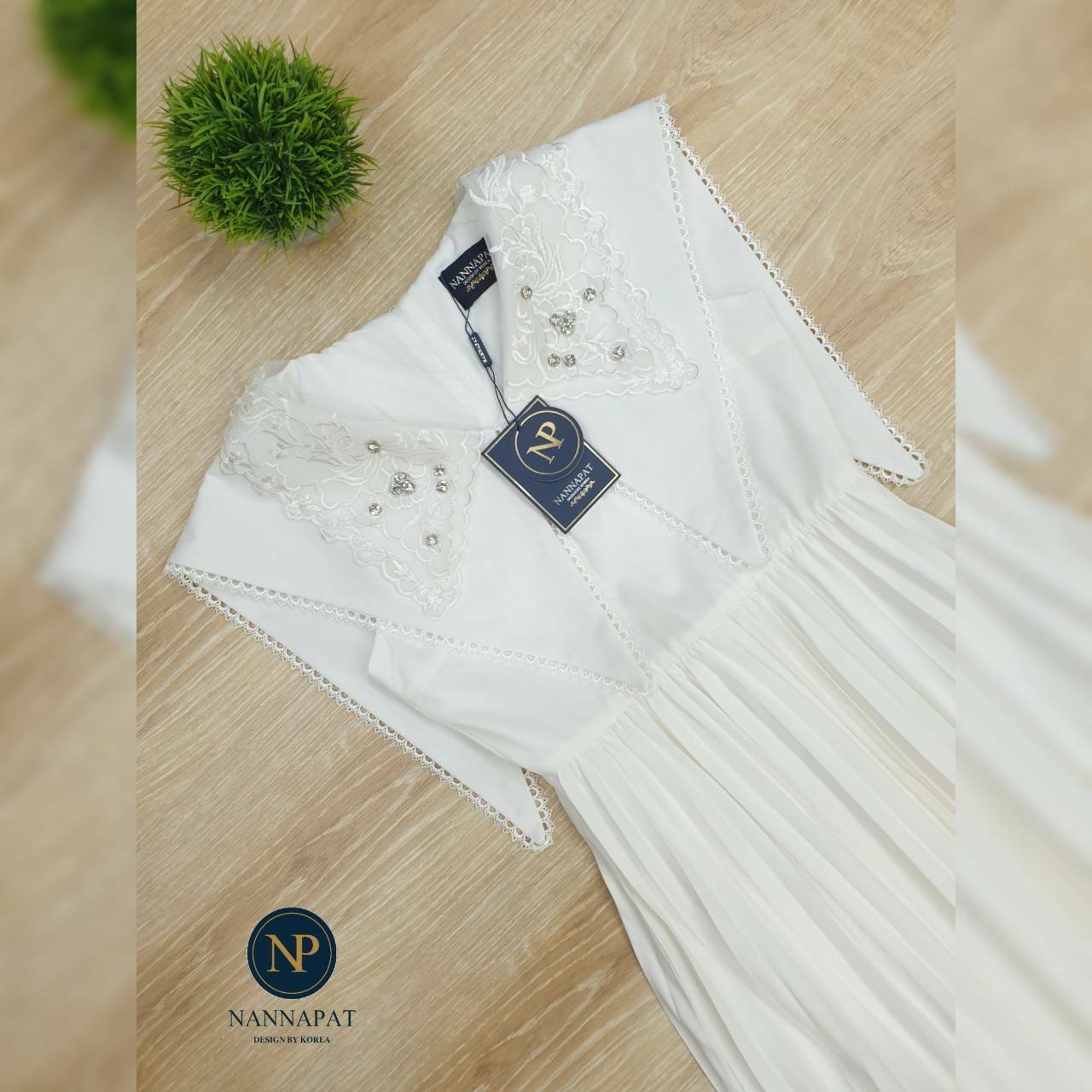 เดรสปกคอใหญ่แต่งเพชรเม็ดเล็กๆ