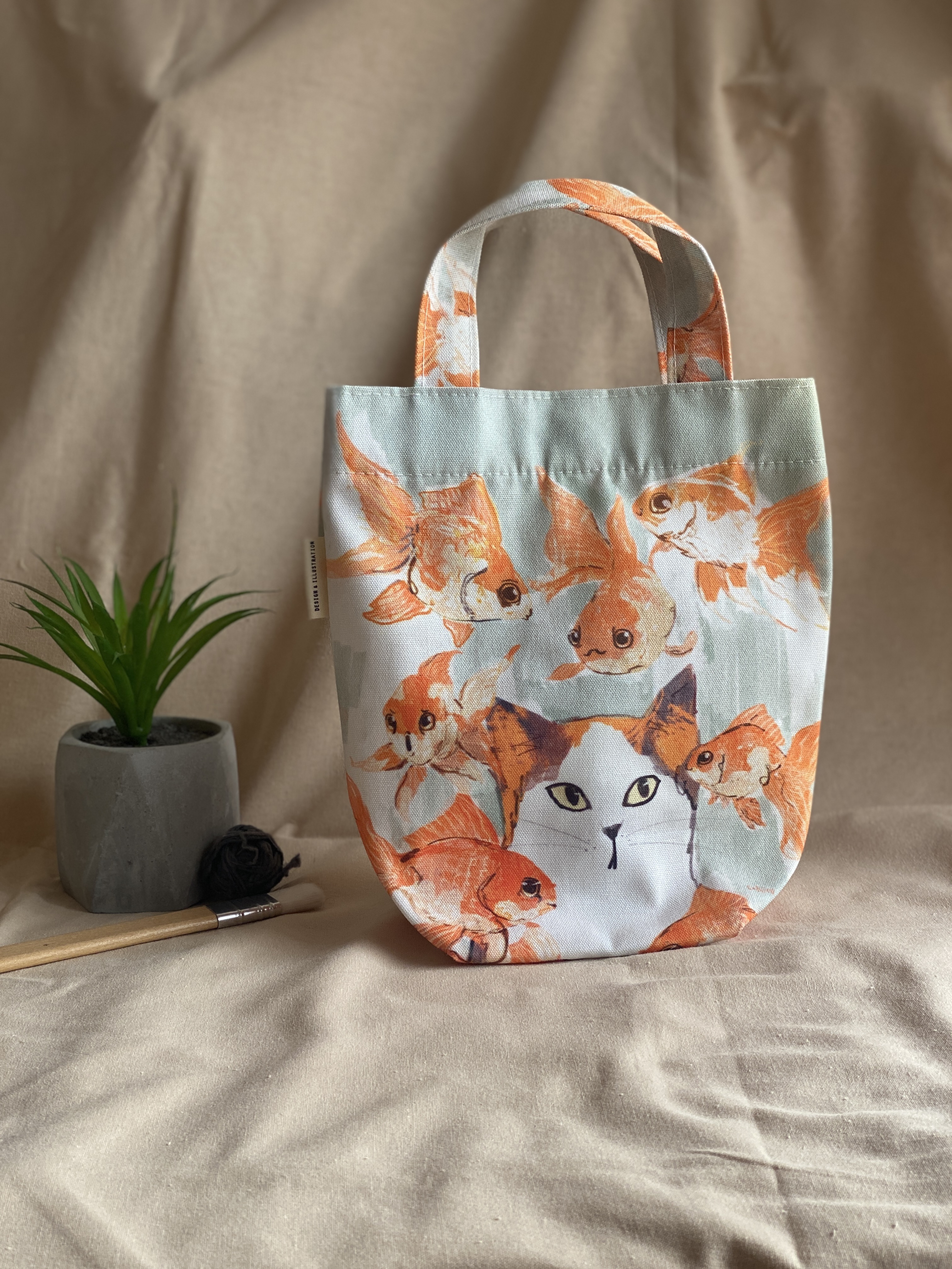 กระเป๋ากล่องข้าว ลายแมวปลาทอง lunch bag print with