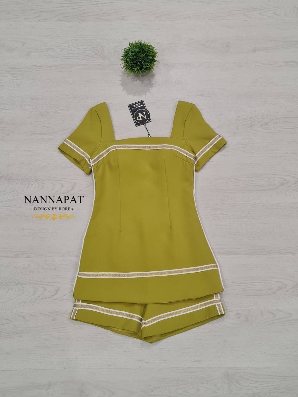 เสื้อซิปหลัง ตัดเส้นสีทองสวย