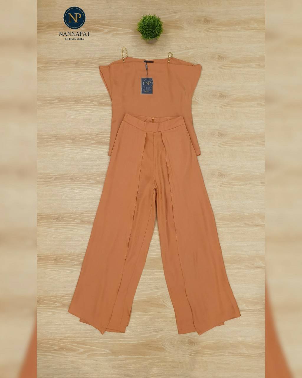 เสื้อสวมหัวไหล่โซ่ต่างระดับกางเกงขายาว