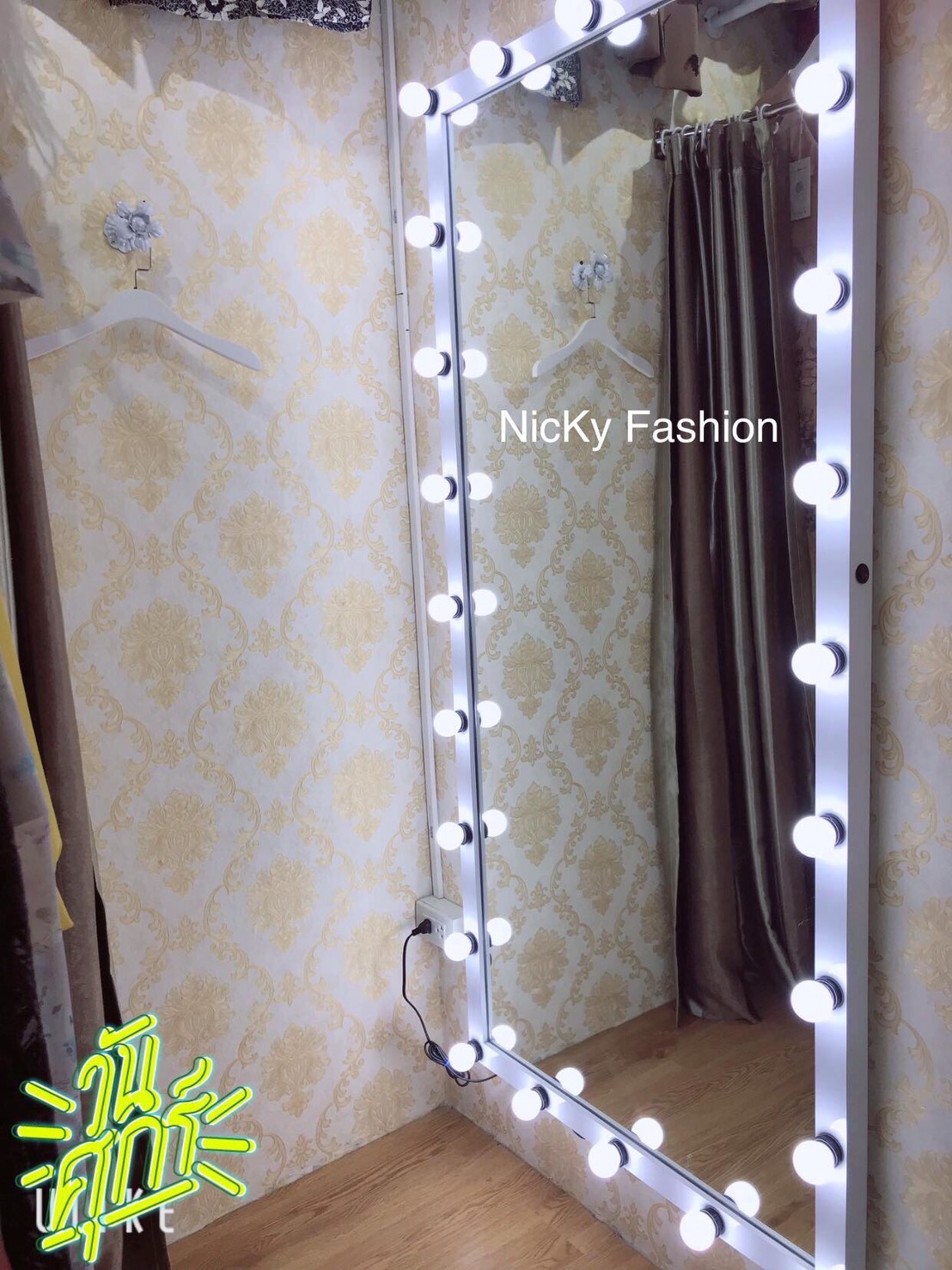 กระจกส่องเต็มตัว กระจกมีไฟ (กรอบเล็ก) - 80 x 180 cm. (รุ่นแขวนผนัง)