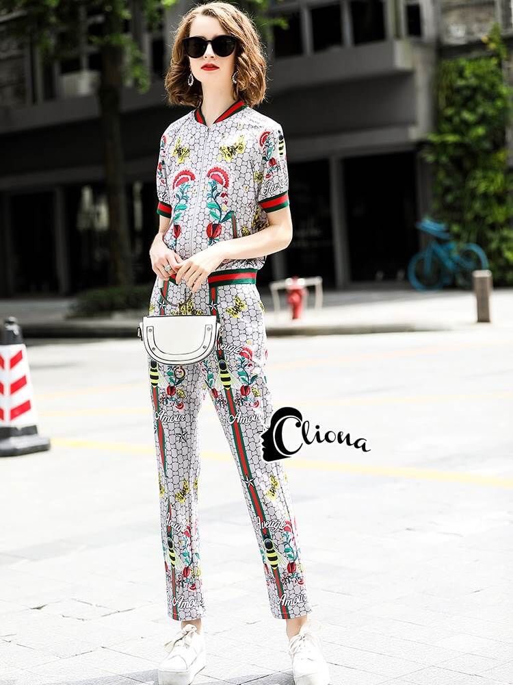 เสื้อแต่งซิปสีเงินด้านหน้า มาพร้อมกับกางเกงทรงกระบอก