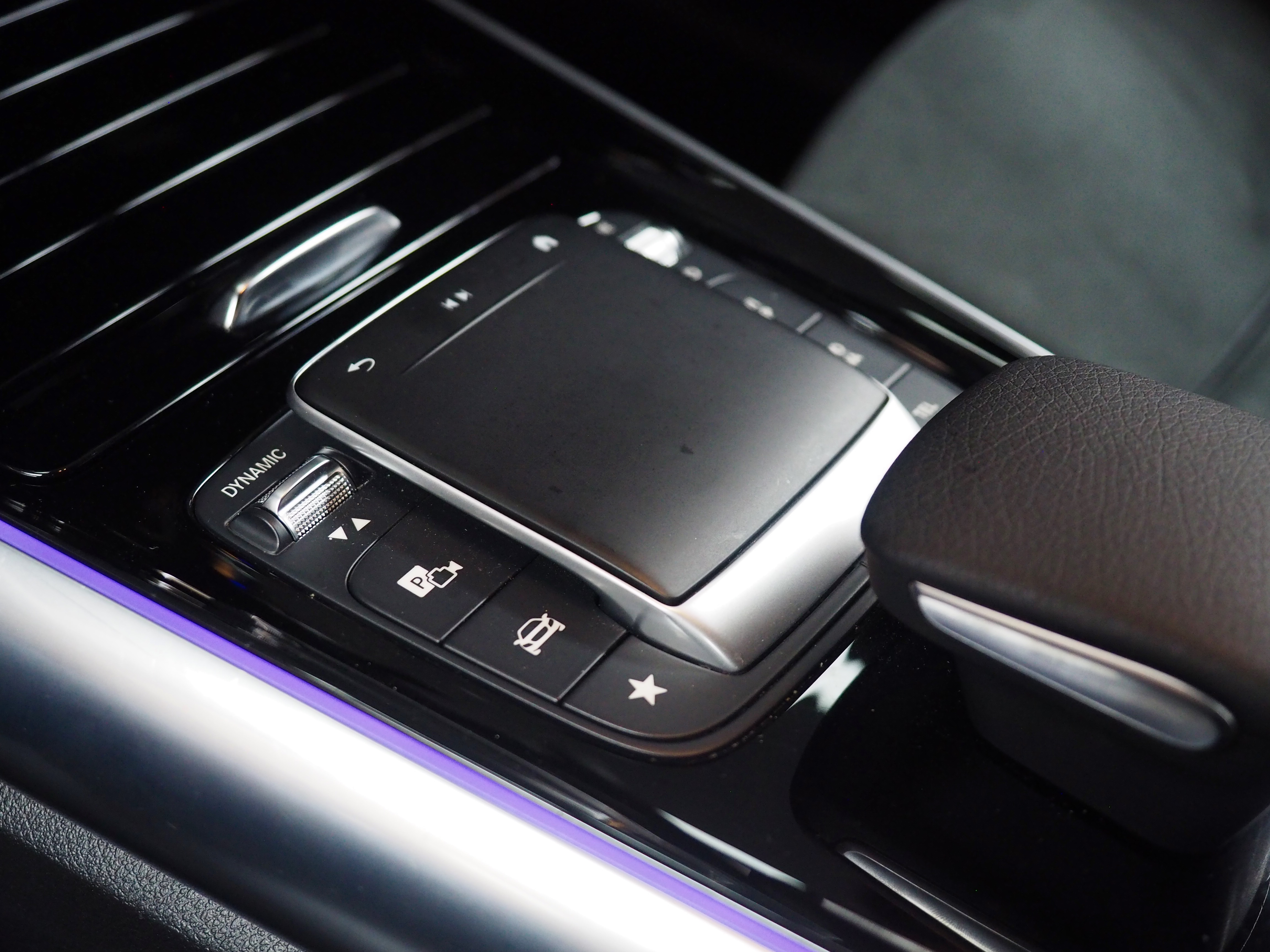 จองแล้ว GLA200 AMG Dynamic W247