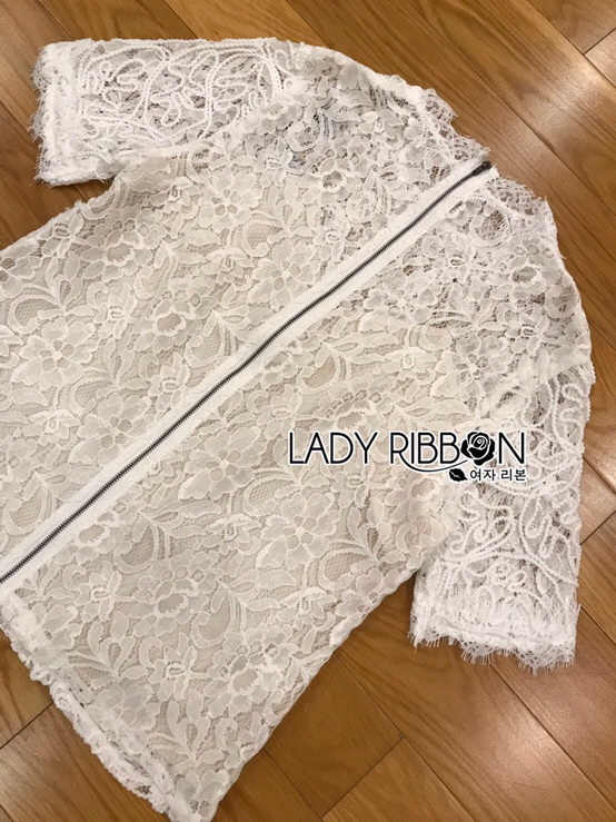 เสื้อผ้าลูกไม้สีขาวทอลายแปลกตา