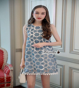 เดรสแขนกุดผ้าสวยโทนฟ้าขาว