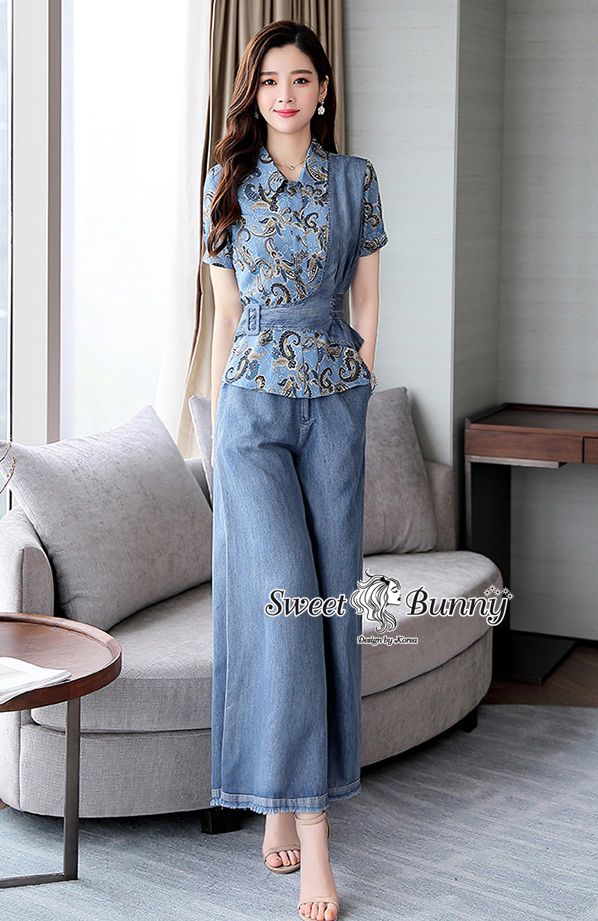 เสื้อเชิ้ตแขนสั้น ใช้ผ้าเดนิมเย็บแต่งเป็นสายพาดบ่า